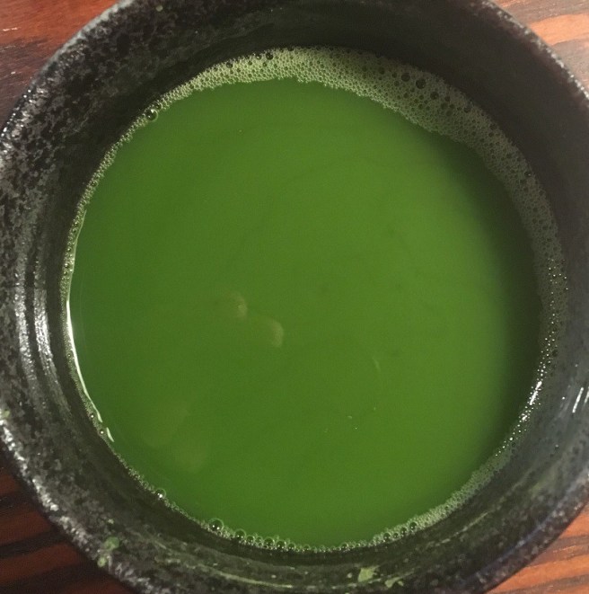 matcha-schale-fertiger-tee-schreibtisch